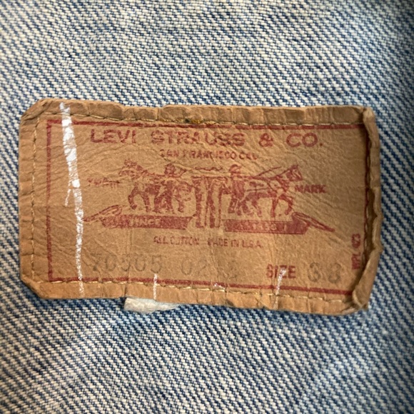 Levi’s Distressed Denim Vest - Picture 6 of 8